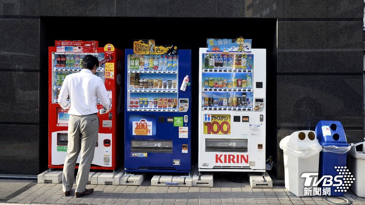 一瓶突破200日圓！日本販賣機飲料漲價　民眾苦喊：買不下去
