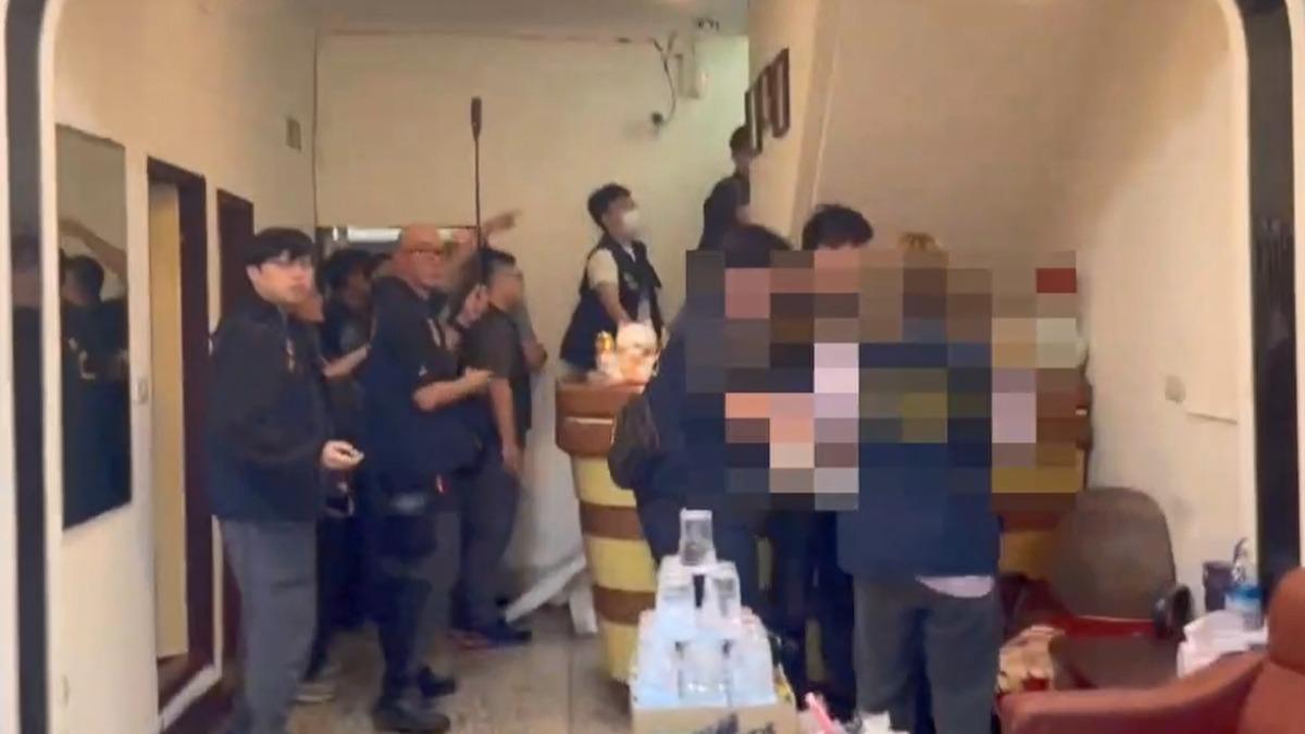 越籍女遭逼性交易，鄉代涉當門神，攻堅畫面曝。(圖／警方提供)