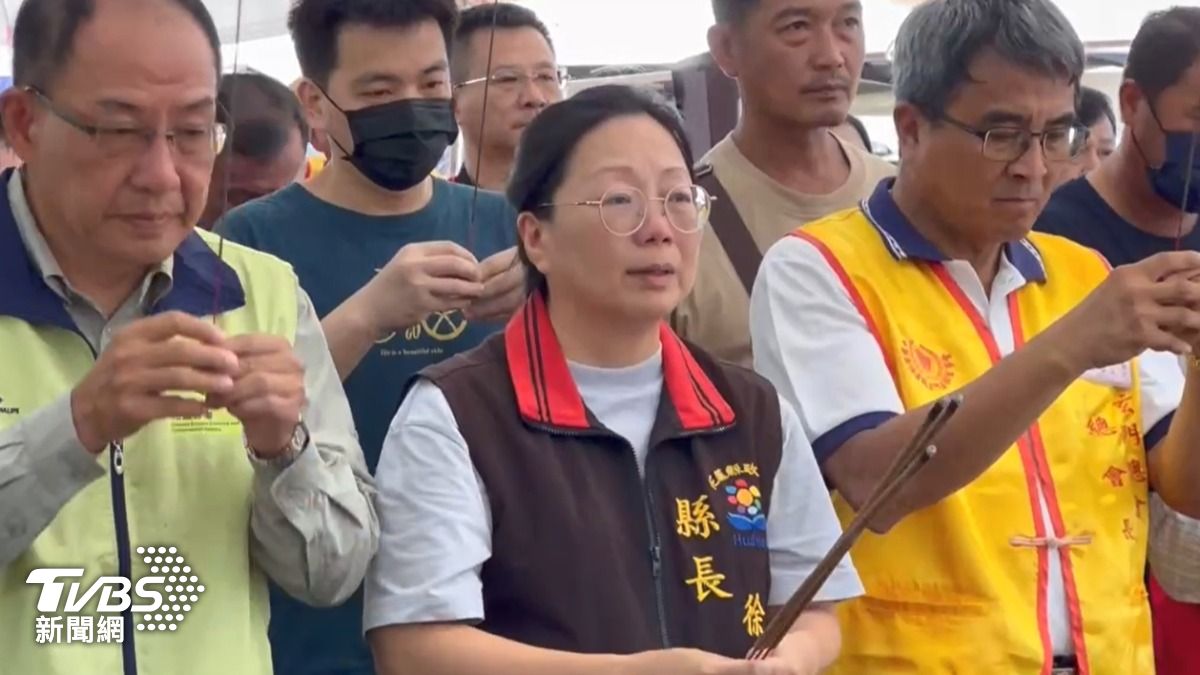 罹難者法會，家屬怒徐榛蔚沒通知只顧擺拍。(圖／TVBS)