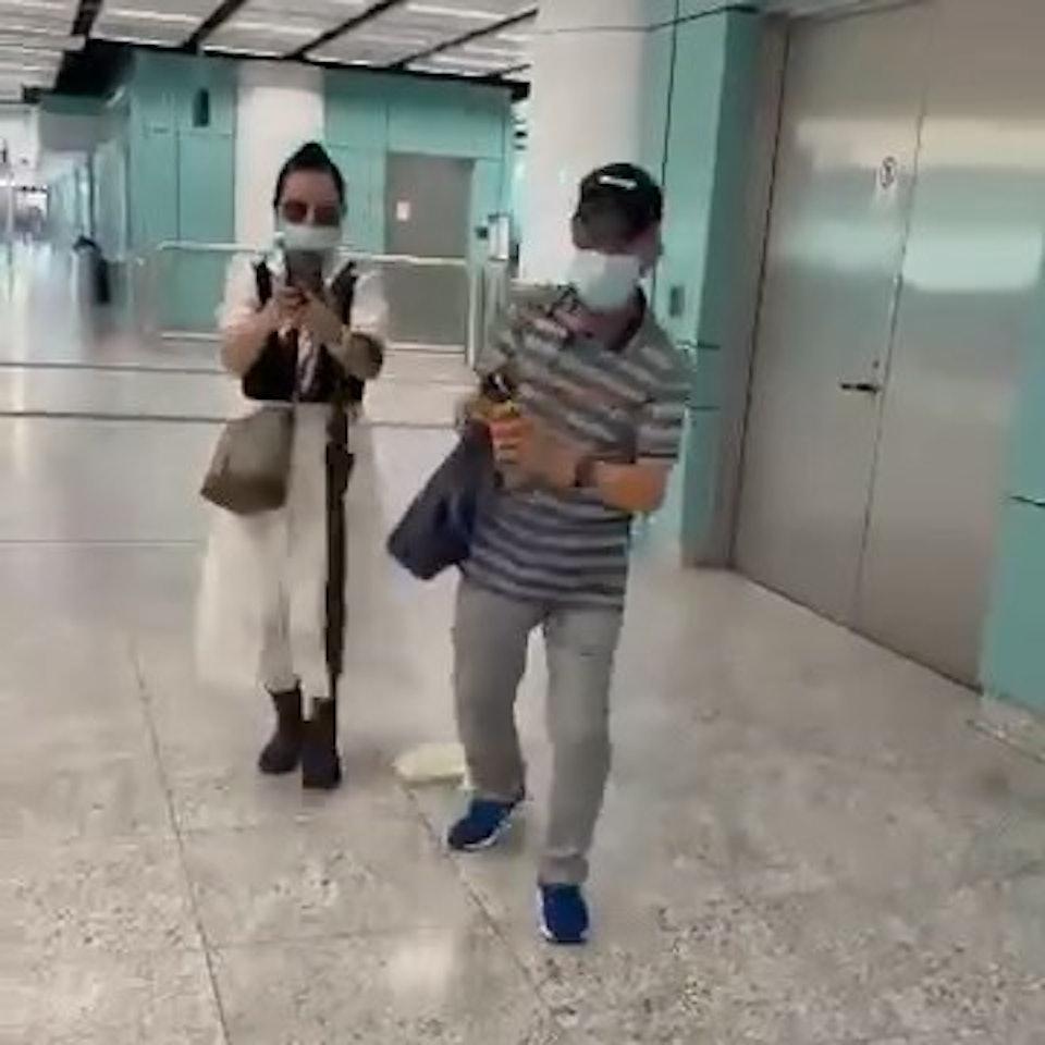 何伯拿出一樽殺蟲水向事主噴射,何太在旁拍攝情況。(圖/網上片段截圖)