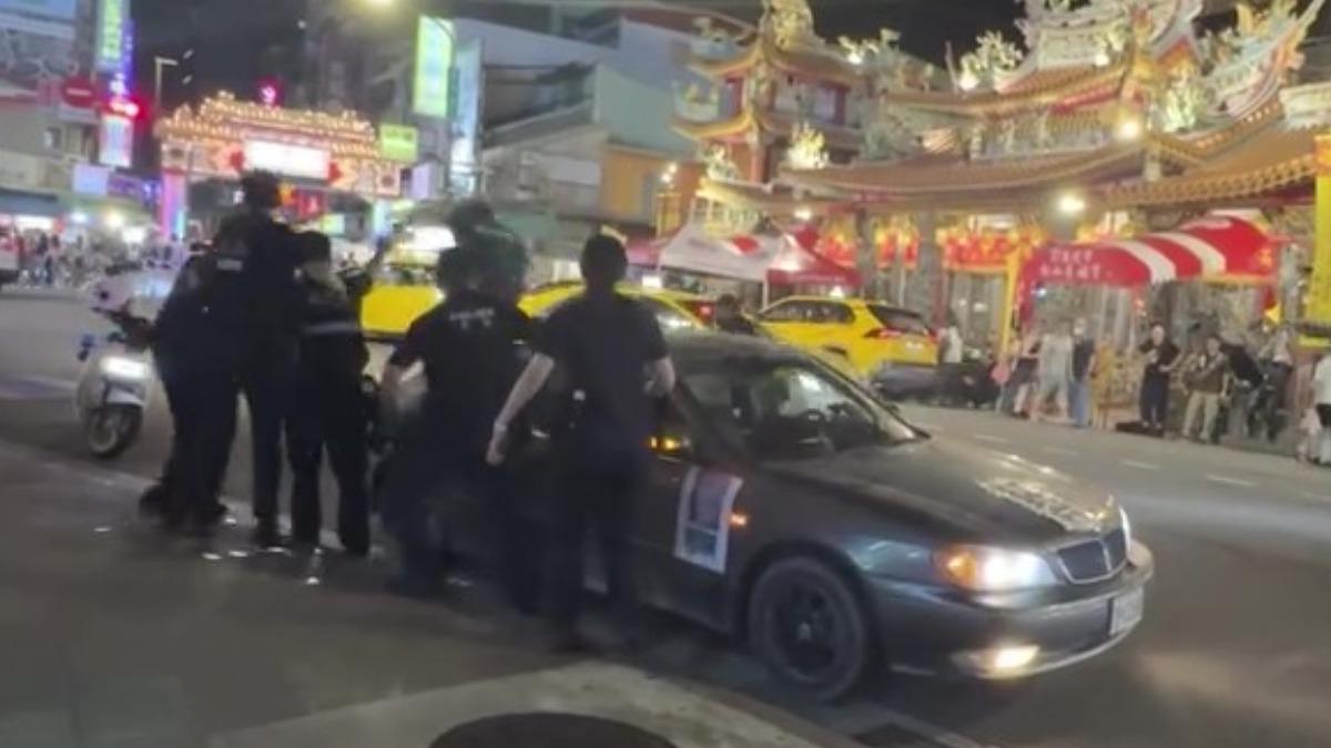 男子被警方拉下制伏強制送醫。（圖／TVBS）