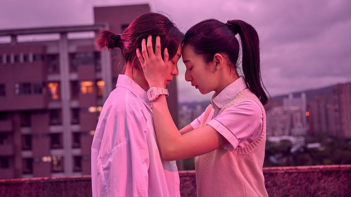 李沐(右)不斷「入夢」糾纏江齊,與曾敬驊三人關係錯綜複雜。 (圖/Netflix提供)