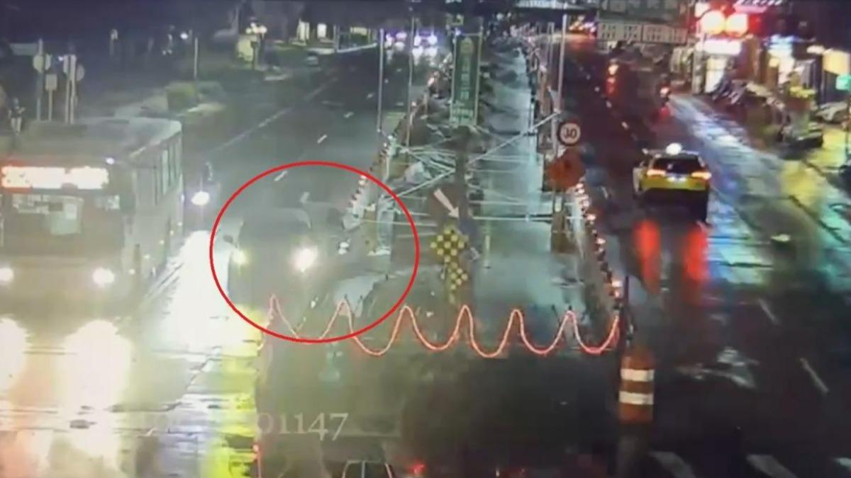 陳女開車拖行劉姓所長,導致劉員撞擊護欄,重傷殉職。(圖/TVBS資料畫面)