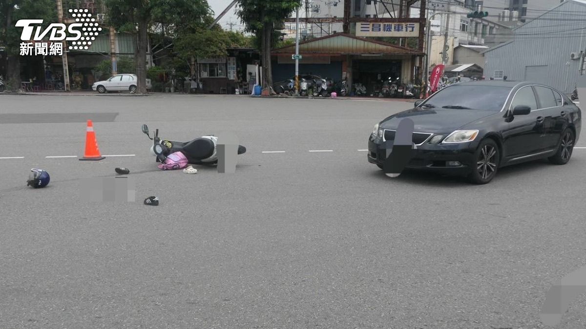 上學途中遇劫！機車母女遭右轉轎車撞飛　媽顱內出血進ICU