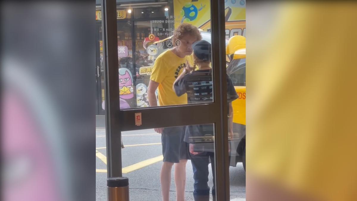 男客1人佔2位遭店員勸導!ㅤ氣炸將女店員「帶到門口吼叫」