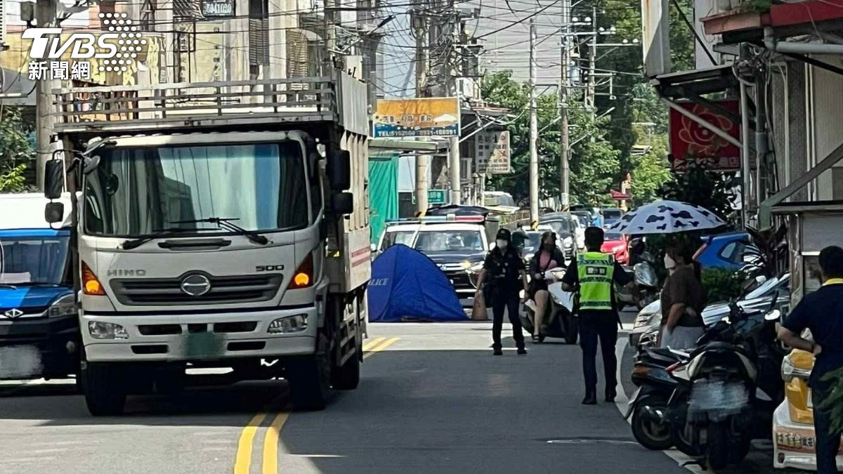 卸貨後準備離去釀悲劇!老婦遭貨車撞擊「視線死角」當場死亡