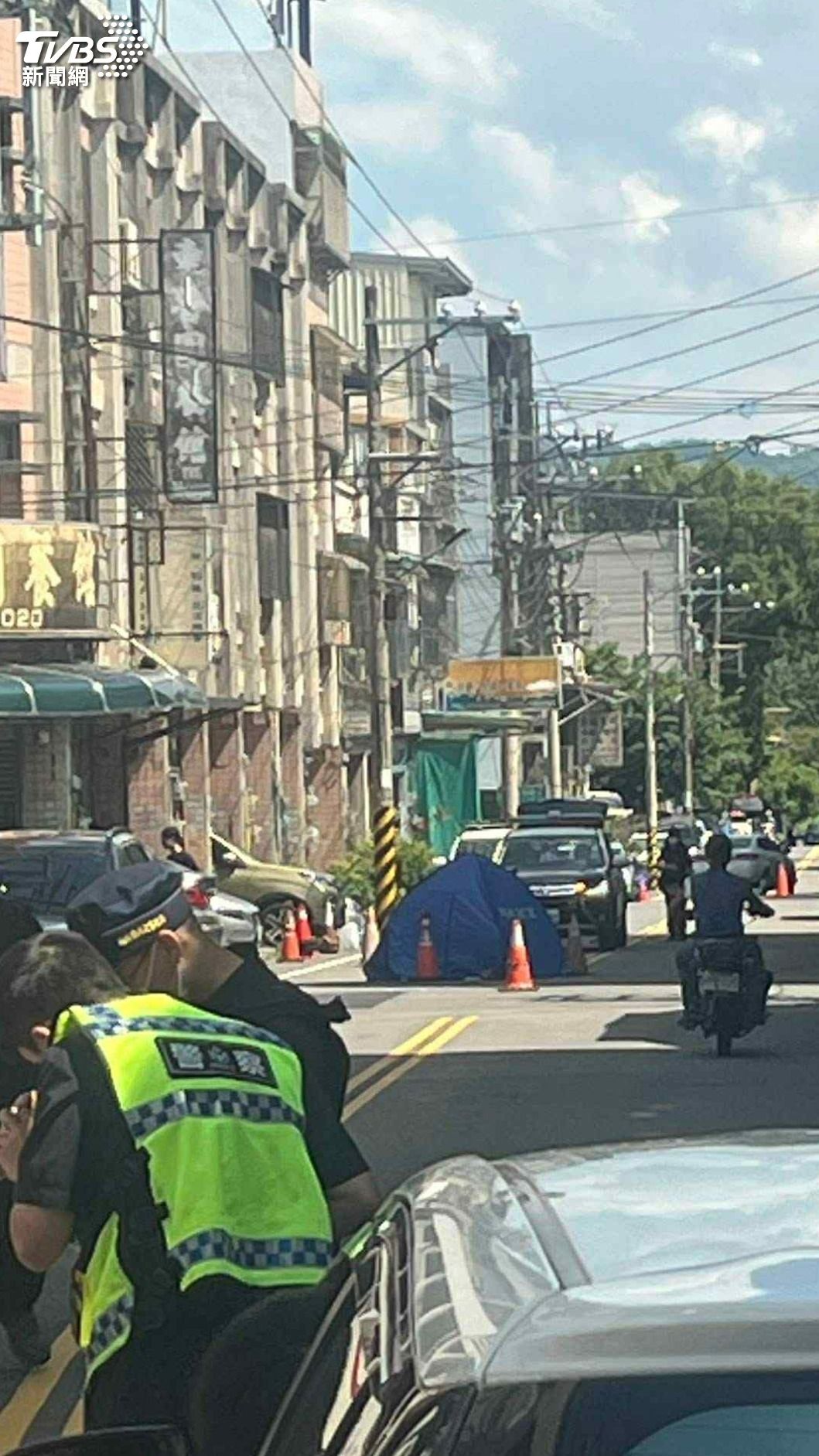 竹東驚傳死亡車禍，８４歲婦命喪貨車前。（圖／翻攝記者爆料網）