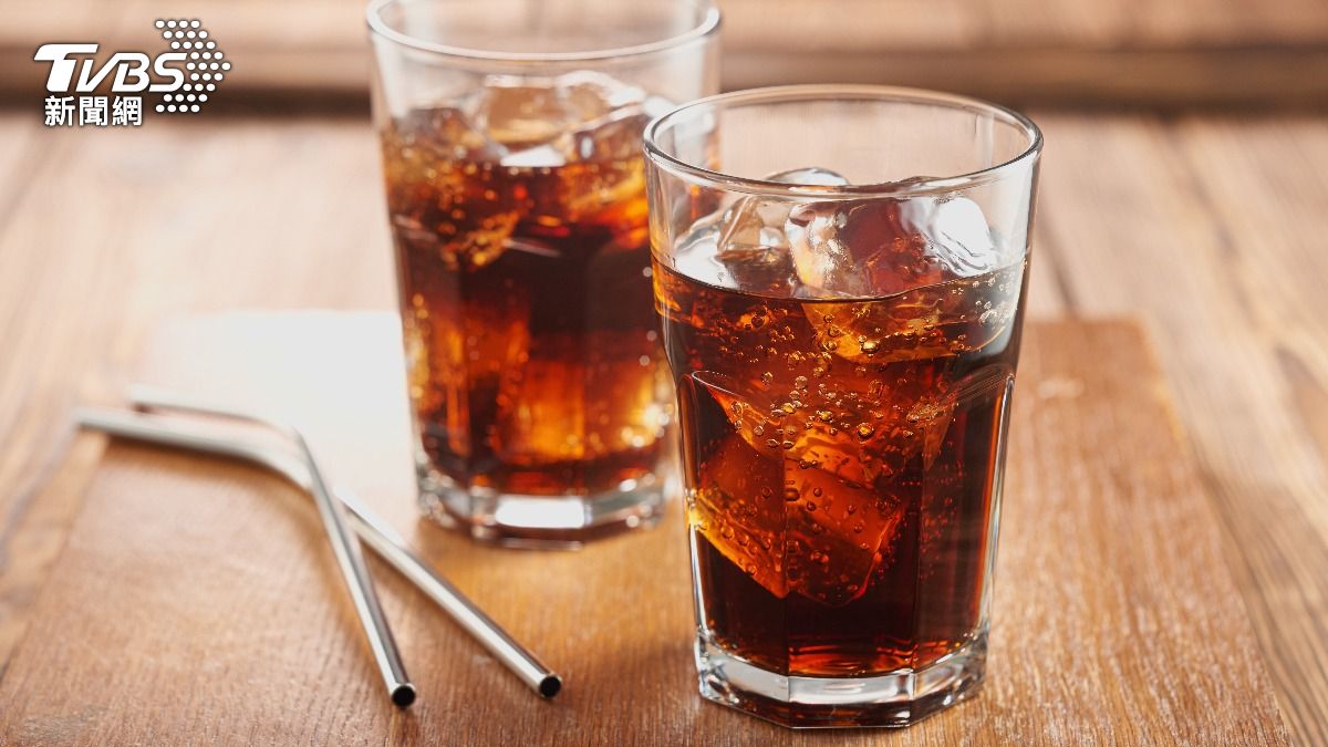 研究發現每喝1杯汽水,就可能讓健康壽命縮短12分鐘。(示意圖/達志影像shutterstock)