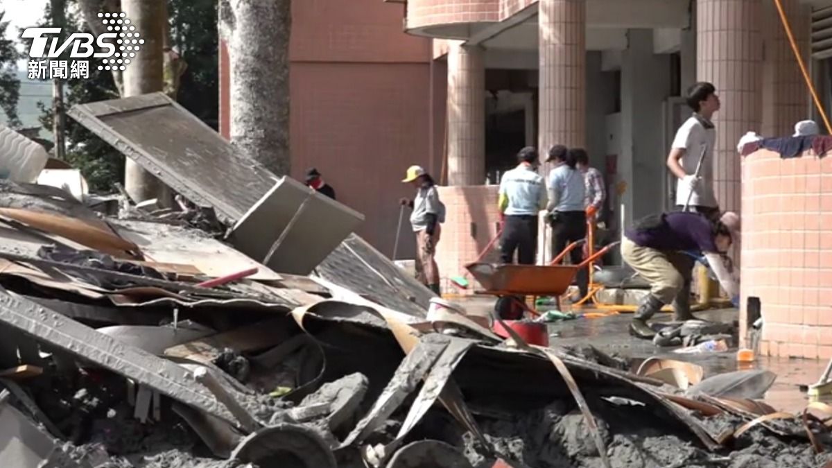 光復國中校園內堆積大量廢棄物。(圖/TVBS)