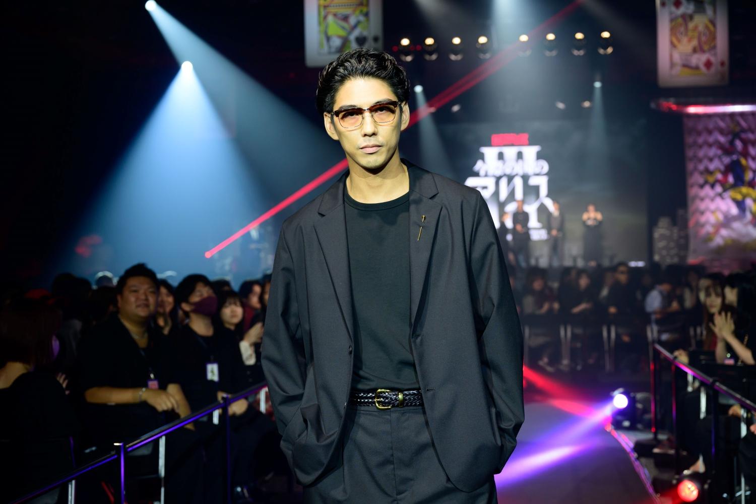 賀來賢人在劇中猶如山崎賢人、土屋太鳳的「催化劑」。(圖/Netflix提供)