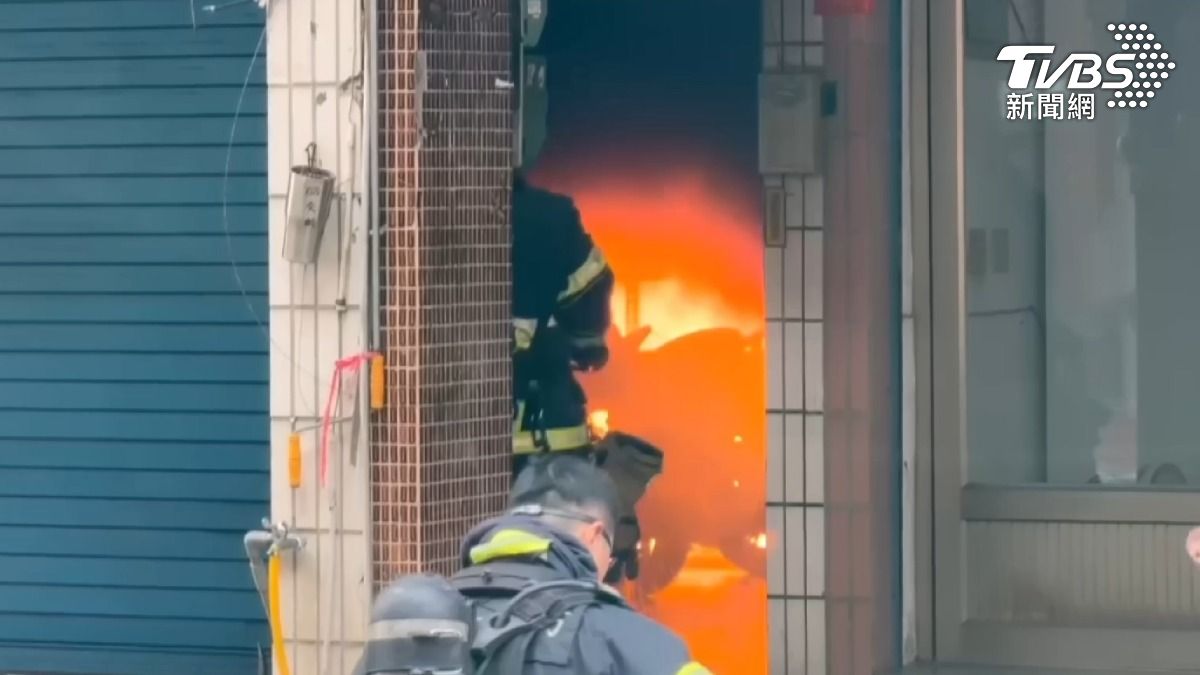 太陽能廠辦公室車庫變火海！爆炸聲不斷　疑鋰電池過充釀災幸無傷亡（圖／TVBS）