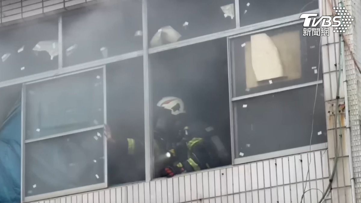 消防人員在火警當下立即前往二樓和三樓搜索，確認沒有人員受困其中（圖／TVBS）