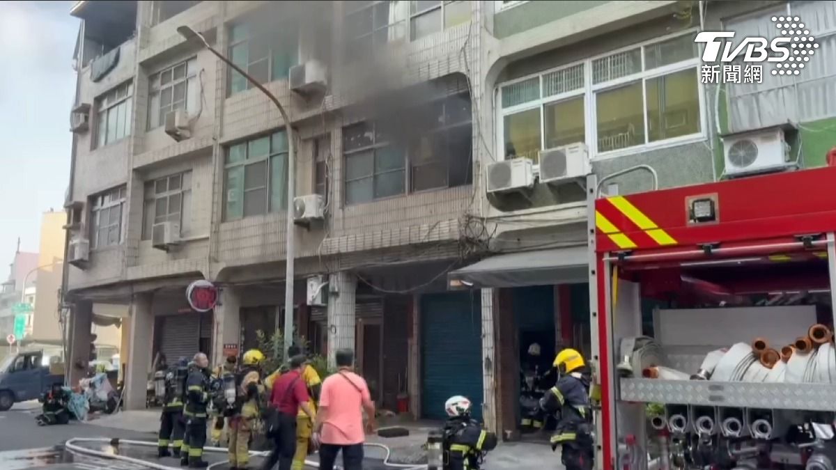 消防人員僅花3分鐘便成功控制火勢，鄰居推測可能是鋰電池充電時發生意外，但確切起火原因仍待火調科釐清（圖／TVBS）