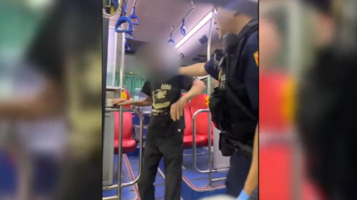 7旬男拒付車資,遭警拉下公車。(圖/民眾提供)