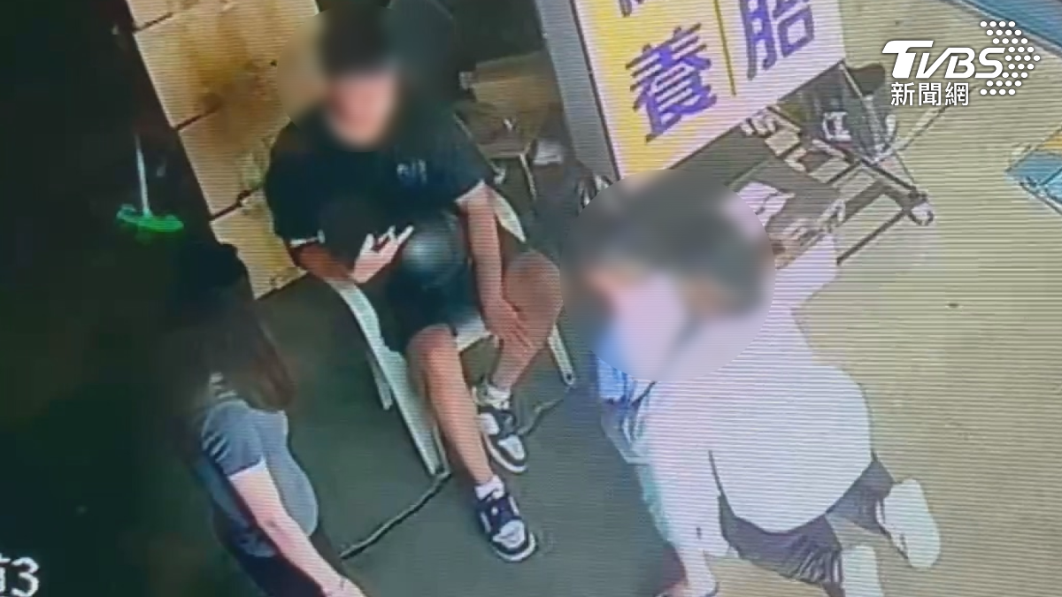 闖紅燈撞傷騎士!高雄女駕駛「連跪三次」孩面前哀求 留電話逃了(圖/TVBS)