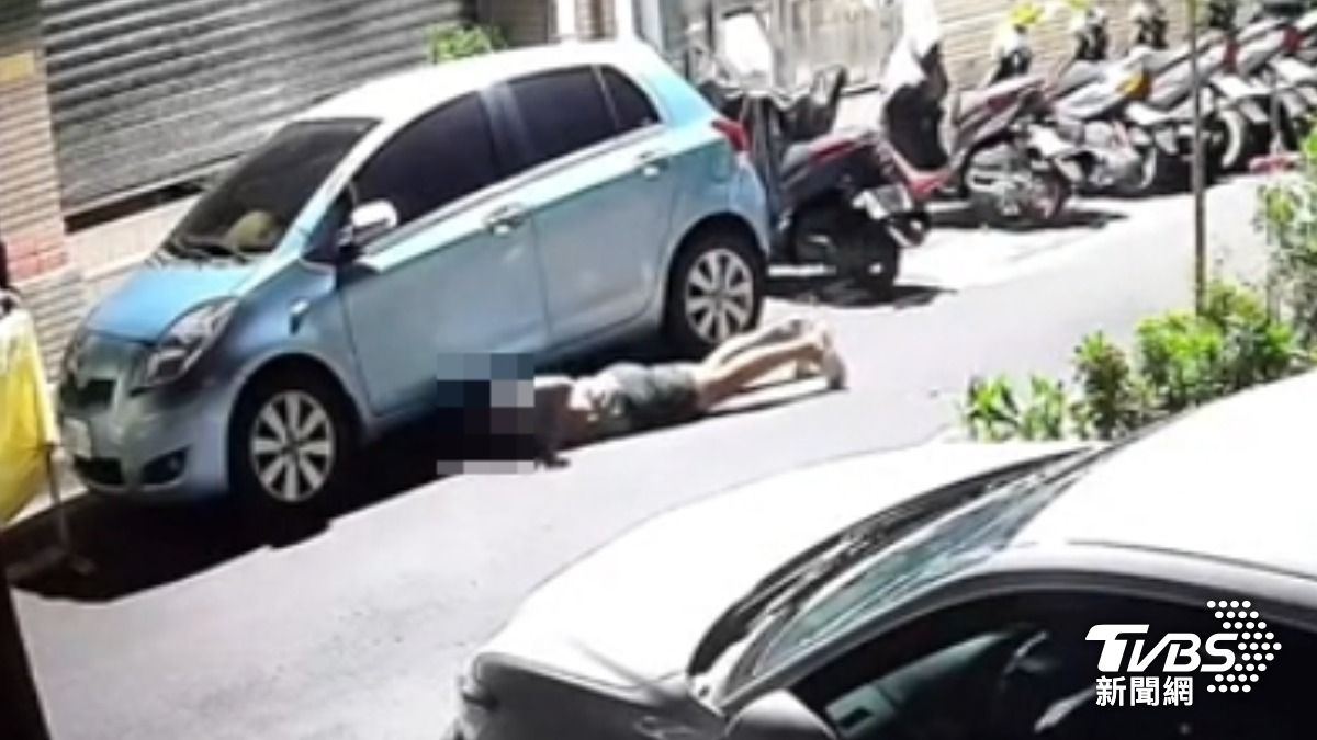居民控男爬車底，同夥亮長劍，鬧事少年涉竊擾住戶。（圖／TVBS）