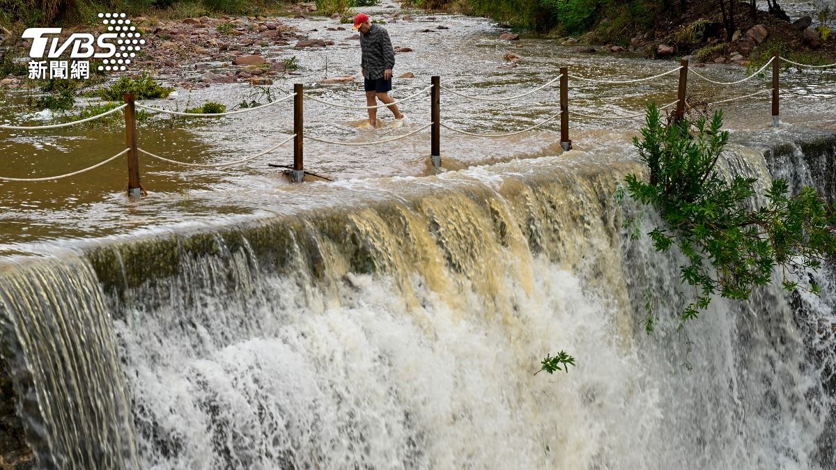 西班牙瓦倫西亞地區降下暴雨,氣象局緊急發布紅色警戒,學校與公共設施也全面關閉。(圖/達志影像歐新社)