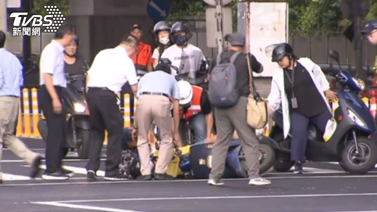 公館圓環上班塞！　李四川見機車擦撞騎士摔。（圖／TVBS）