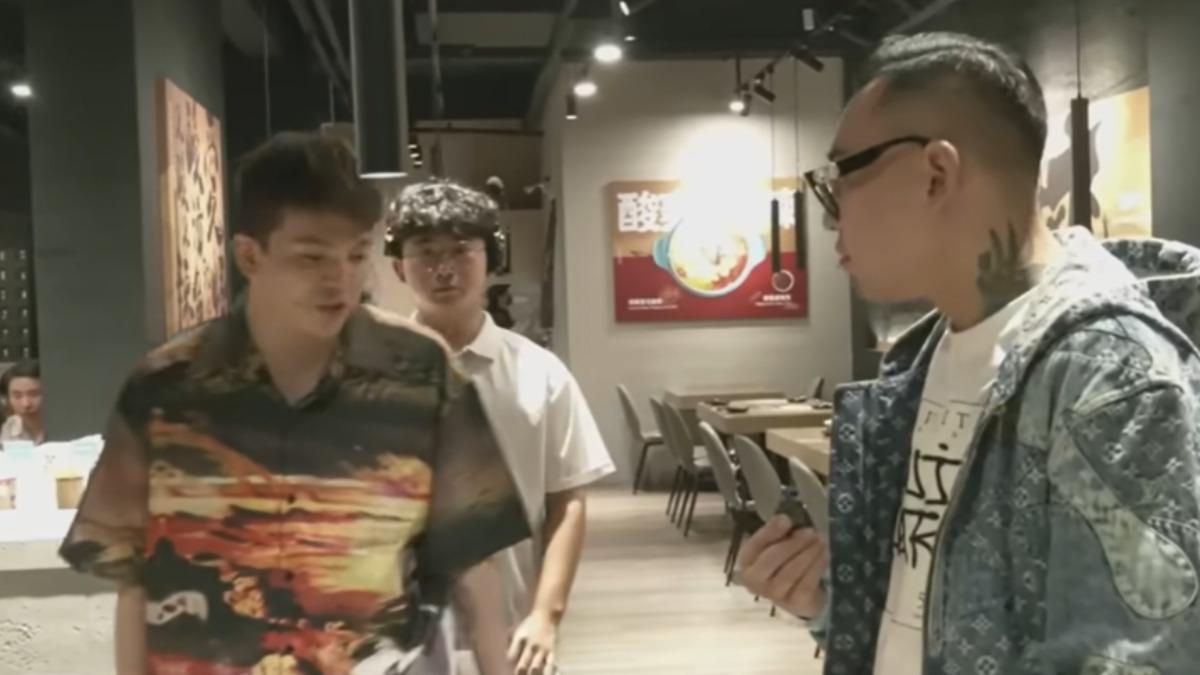 蹦闆(右)當日後來前往店內阻止孫生鬧事。(圖/翻攝自YT)