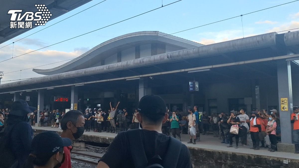 光復災後第八天...車站擠爆鏟子超人 齊喊:中秋來光復烤肉