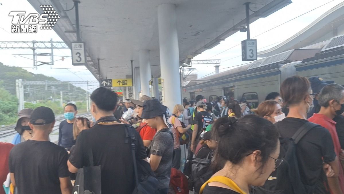 光復車站平日仍湧入大批熱心民眾。（圖／TVBS）