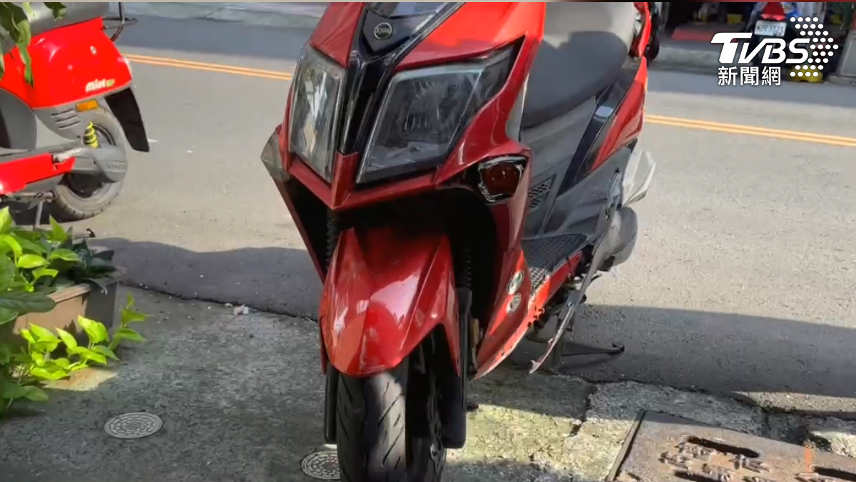陳姓男子車也嚴重受損,整個龍頭歪掉、車殼破損,初步估計修理費用超過3萬元(圖/TVBS)