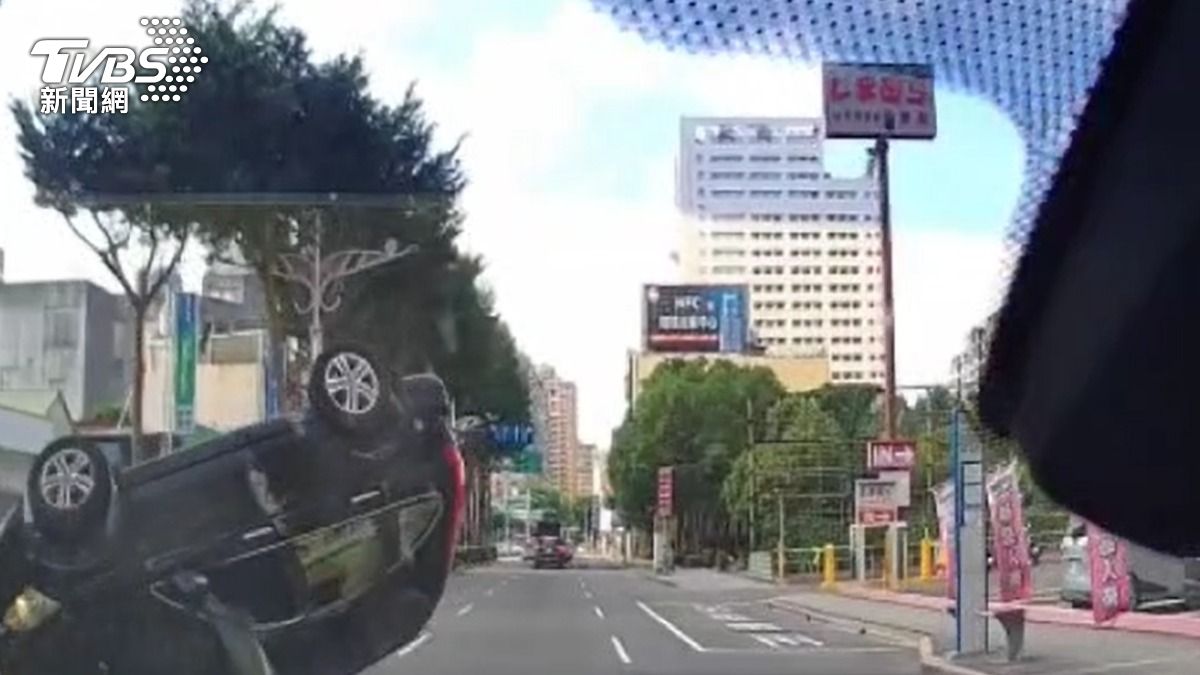 通緝犯拒檢逃逸結果自撞翻車。（圖／TVBS）