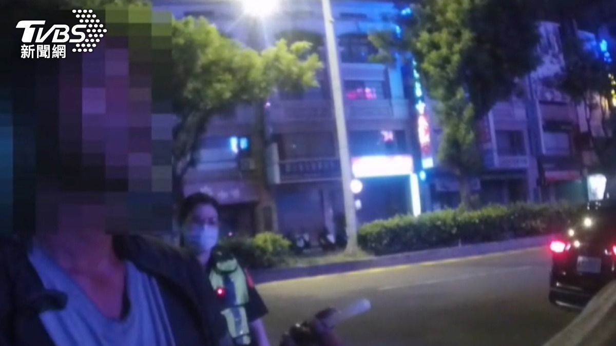 男子拒絕酒測遭開罰。（圖／TVBS）