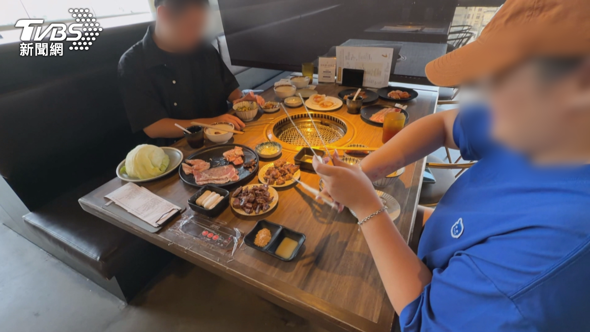 如果不用餐的話訂金6百會被沒收，進去後發現點餐要間隔15分鐘，等於只能加點2次，浪費食材也會罰錢，吃到飽餐廳瞬間變成吃不飽。（圖／TVBS）
