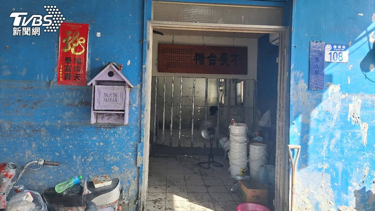 住家淤泥已大致清理至外頭。(圖/TVBS)