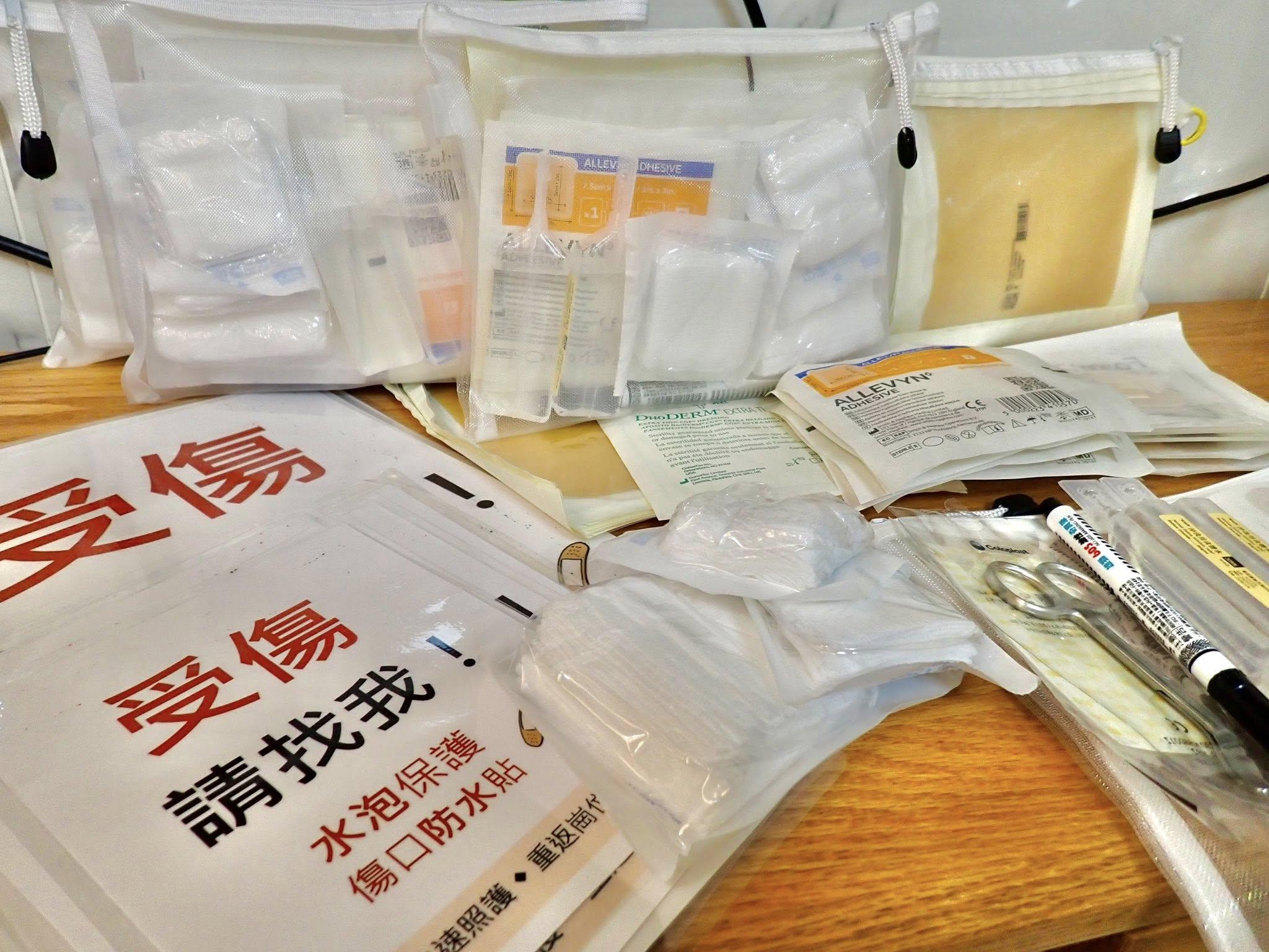 護理師們自備敷料、醫材。(圖/翻攝自花蓮慈濟醫院)
