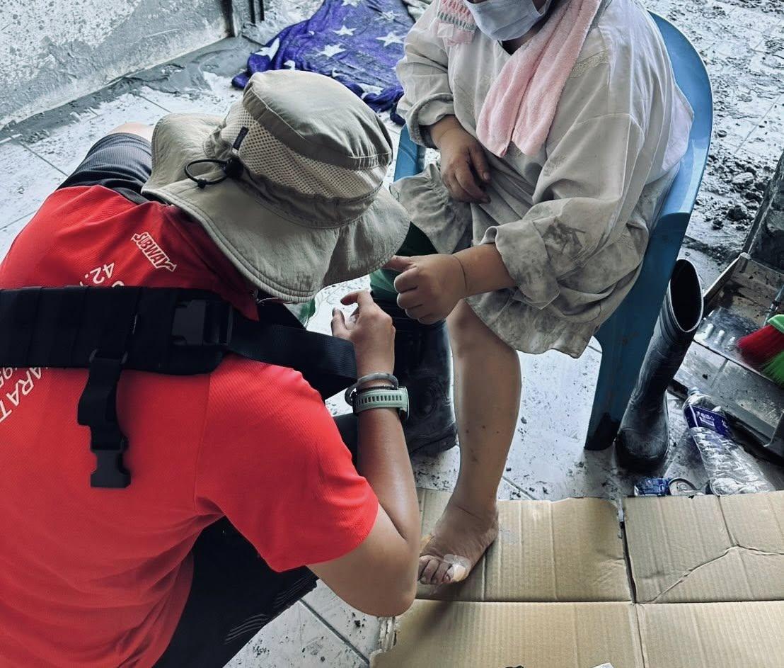 花蓮慈濟醫院護理師們前進災區,守護鏟子超人與居民。(圖/翻攝自花蓮慈濟醫院)