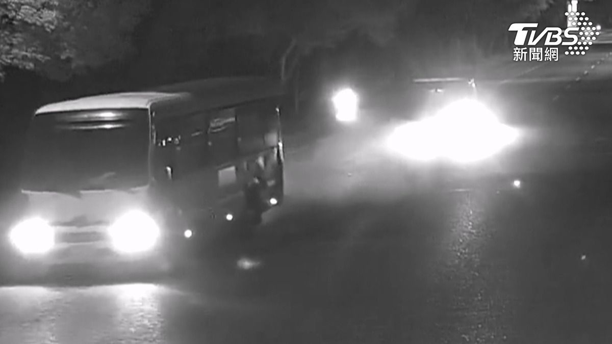 救難車從救災回程 撞上 停等紅燈大客車