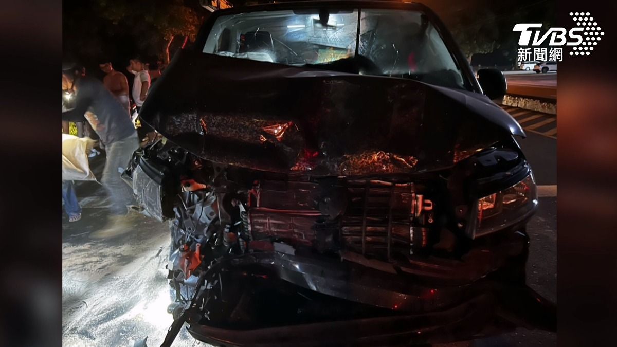 官男子開租賃小客車載8人,撞紅燈車,車內4人傷。圖/TVBS