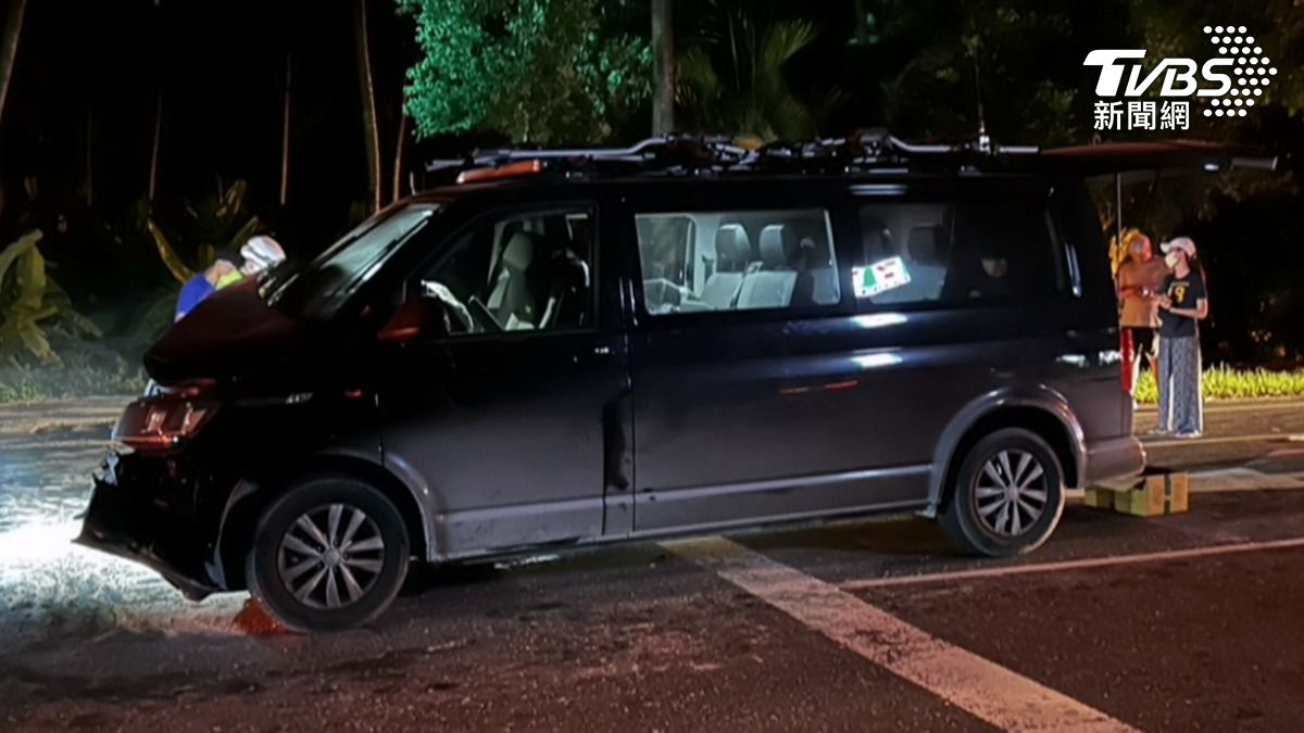 官男開著租賃小客車載8人撞紅燈車,車內4人傷。圖/TVBS
