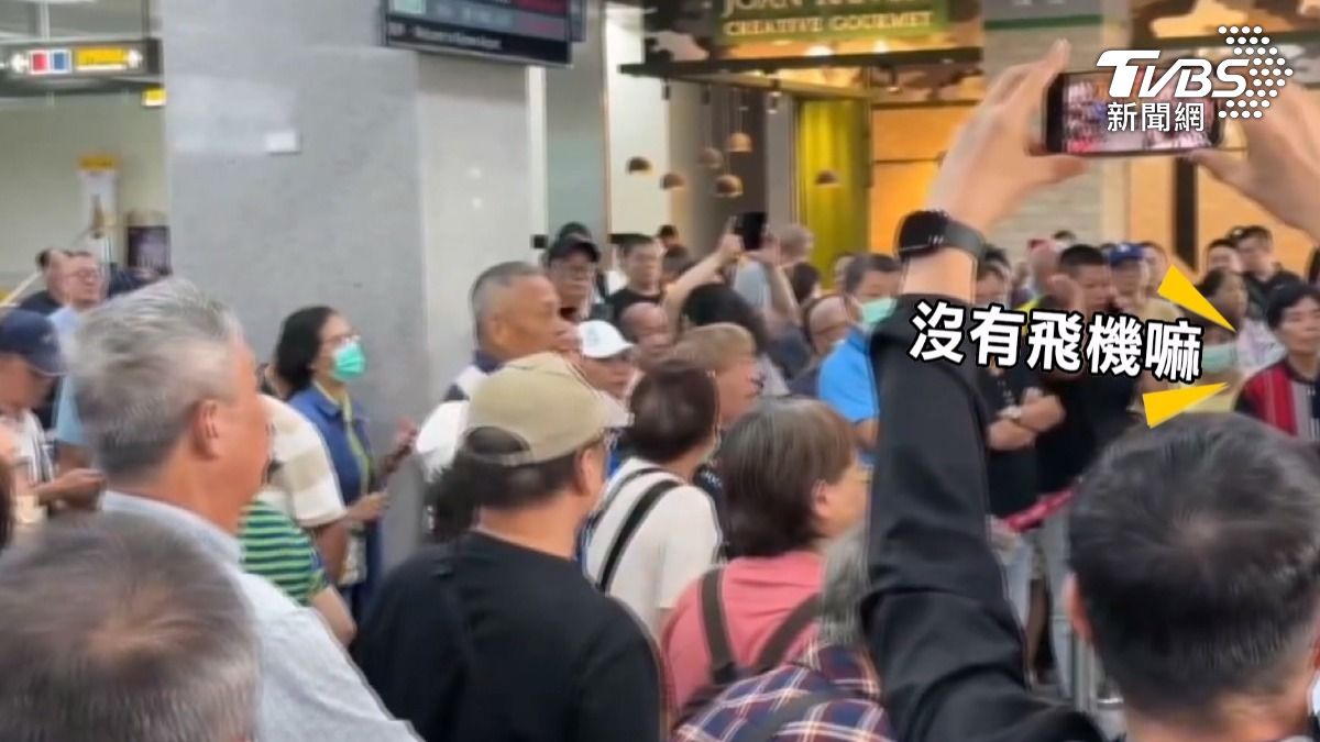 加班飛機僅一班只供40位旅客上機,群眾和機場人員抗議。圖/TVBS