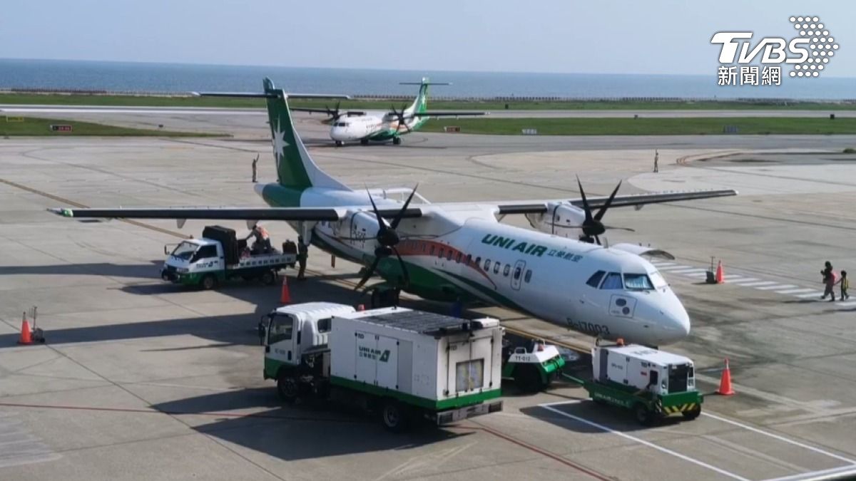 立榮航空緊急調派1架9/30晚間9點40分飛往台北的ATR加班機,但依舊有近百人「無機可乘」滯留旅客嗑愛心便當,恐睡機場。圖/TVBS
