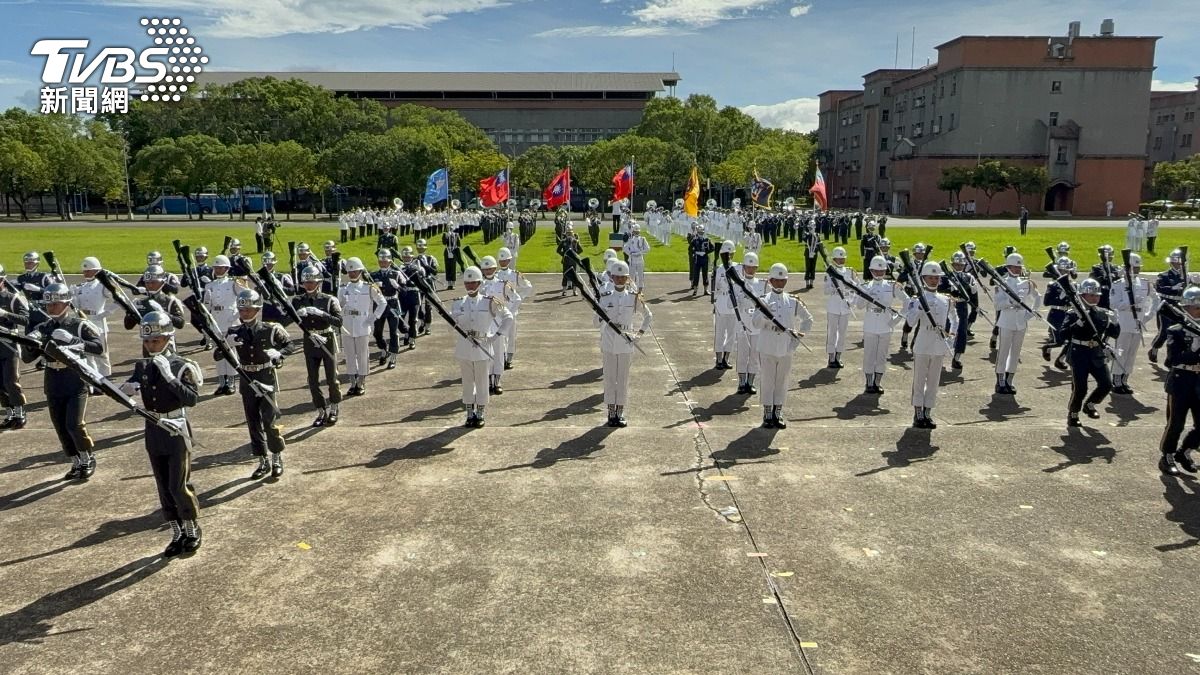 在國慶典禮總預演前，國防部三軍樂儀隊把握時間，在憲指部反覆演練槍法和隊型。(圖／TVBS)
