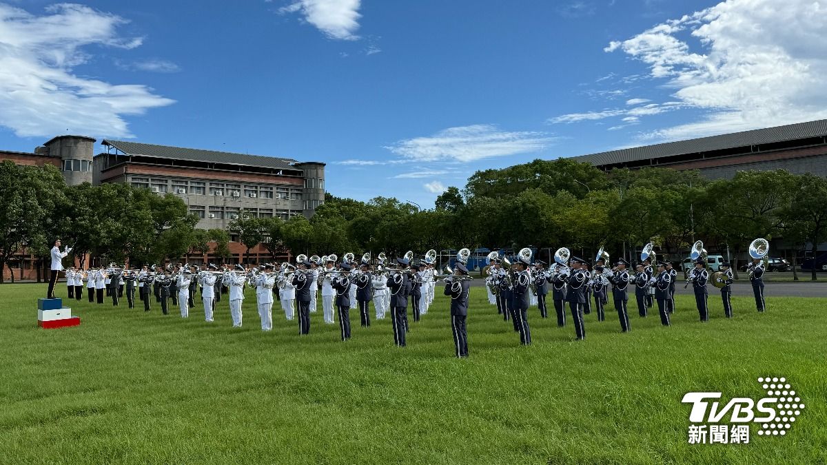 此回國慶典禮，三軍樂隊再次呈現全新曲目，透過反覆演練和儀隊培養默契。(圖／TVBS)