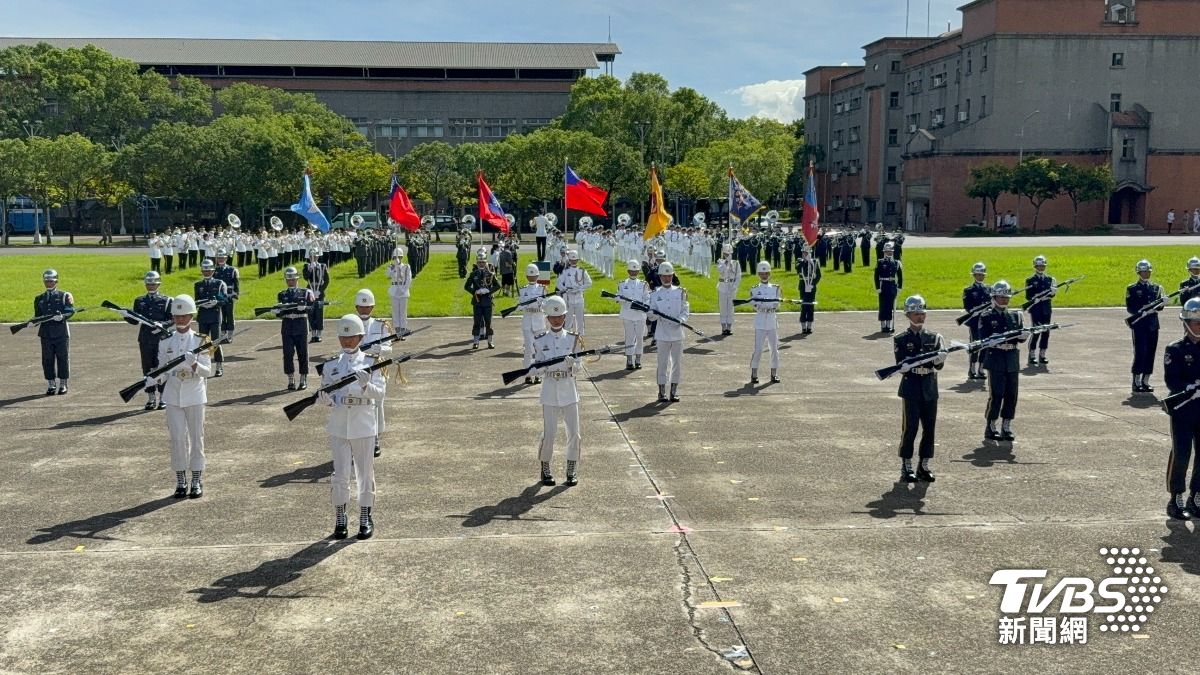 今年的國慶典禮中，三軍樂儀隊的槍法表演，再度挑戰高難度動作。其中，又以海軍儀隊的動作最為複雜。(圖／TVBS)