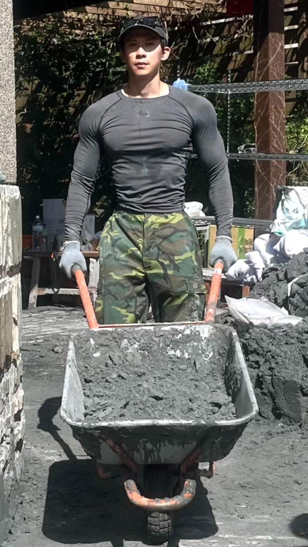 Rock被災區慘況深深震撼，火速投入剷除淤泥。（圖／翻攝自Rock IG）