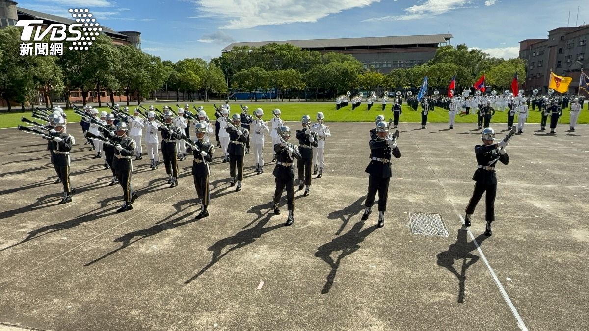今年國慶典禮的三軍樂儀隊表演，融入大量棒球元素。圖為結合揮棒動作的槍法編排。(圖／TVBS)