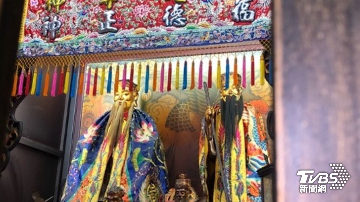 拿拐杖土地公(右)適合從事業務之人祭拜。(圖/林雅婷攝)