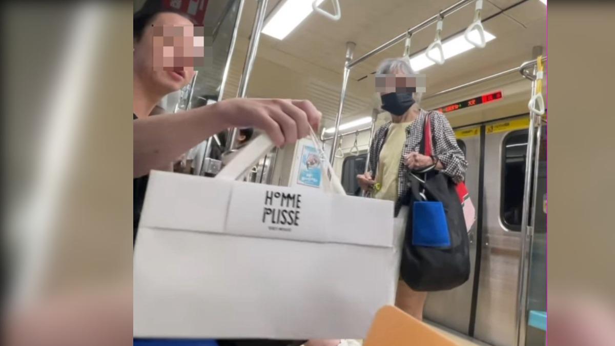 北捷婦逼讓座遭踹飛!男乘客「精品紙袋」意外爆紅 網驚:帶貨王