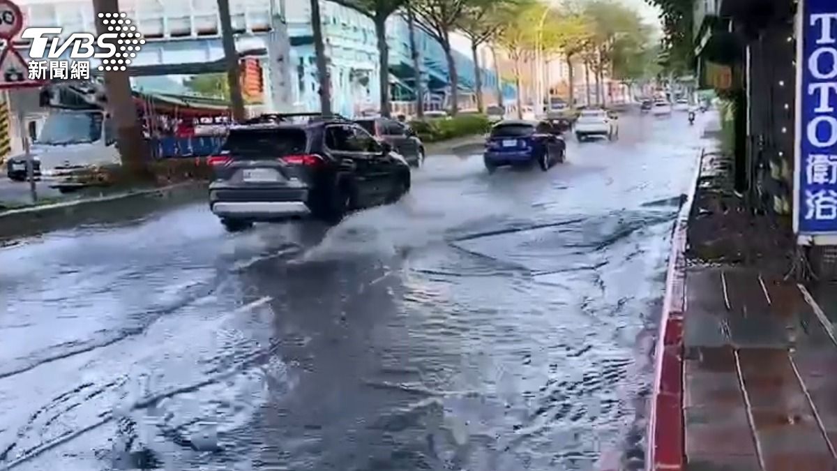 快訊/上班注意!淡水中正東路自來水管爆裂 馬路湧大量水