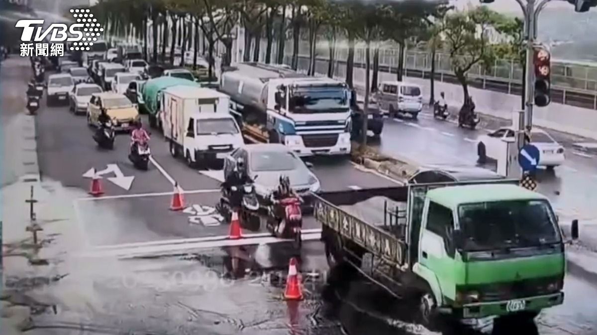 水流影響交通。（圖／TVBS）