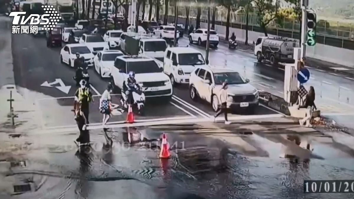 警方到場協助指揮交通。（圖／TVBS）