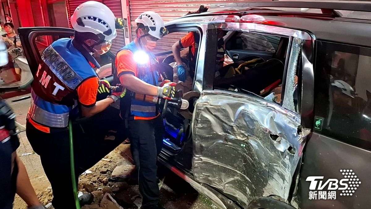 台南深夜碰碰車!汽車失控撞進民宅鐵捲門 「車體扭曲」3人傷
