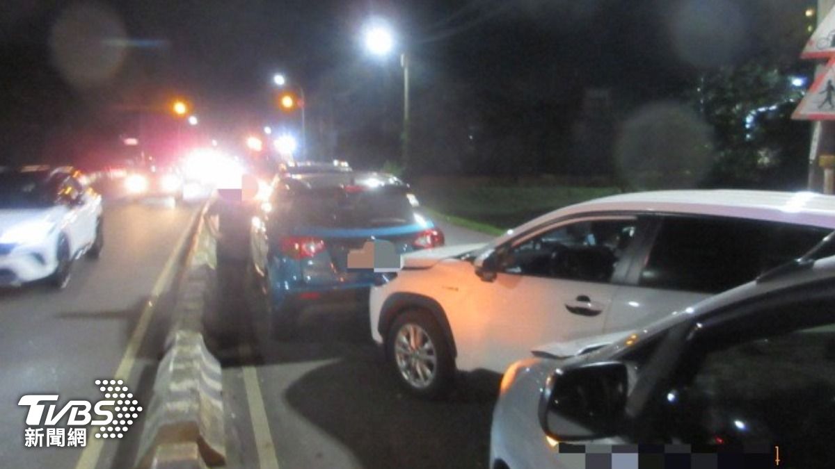 新北重新堤外道下班時段4車連環撞 通勤族哀號:卡快1小時