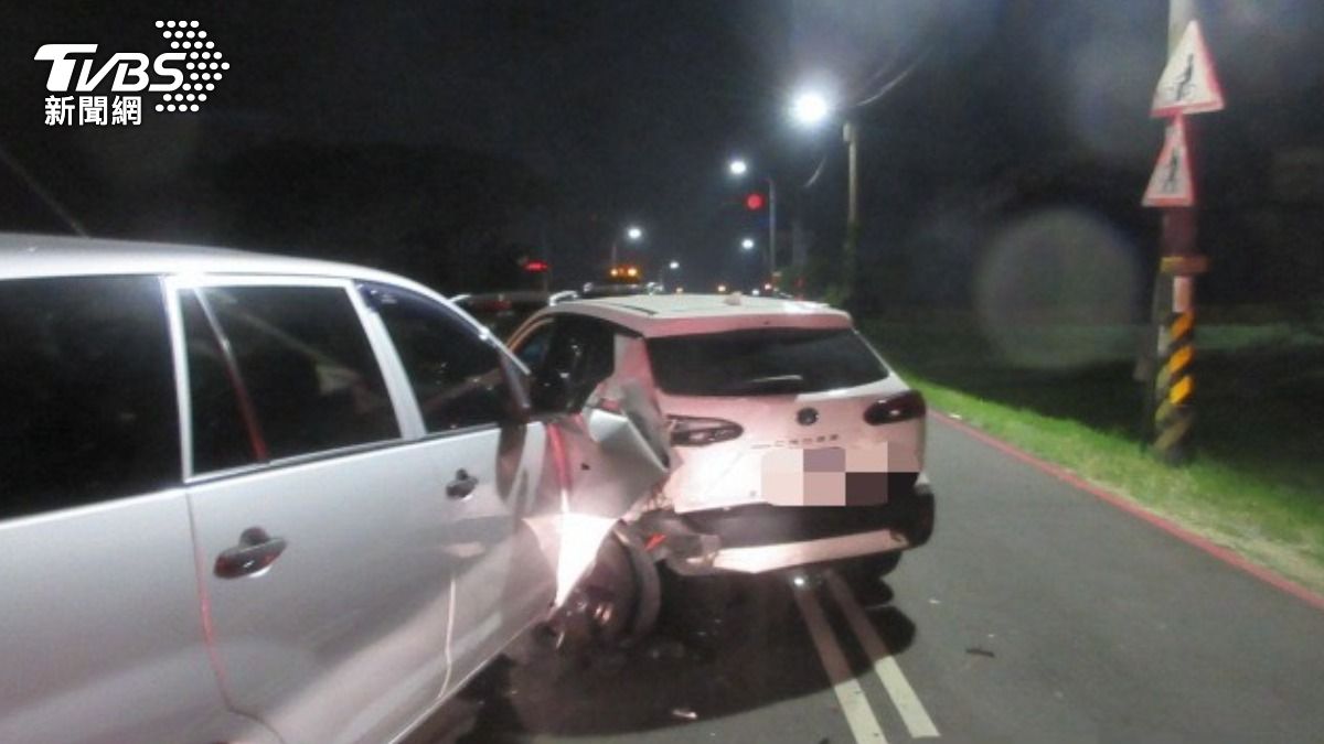 陳男先撞上一輛白色車,白車再追撞前方2台車。(圖/TVBS)